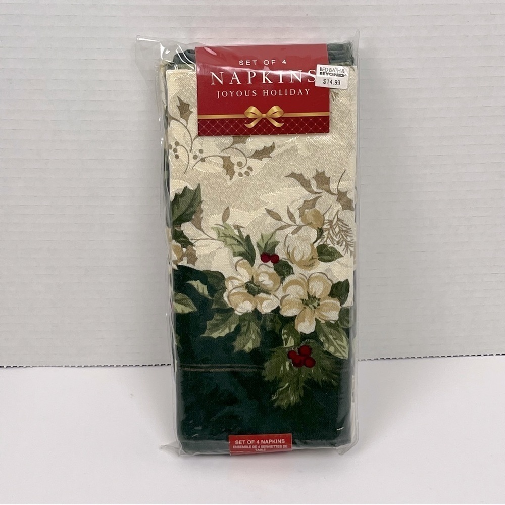 NWT Bed Bath & Beyond set of 4 Christmas holly dinner napkins, approx. 18”x18”.